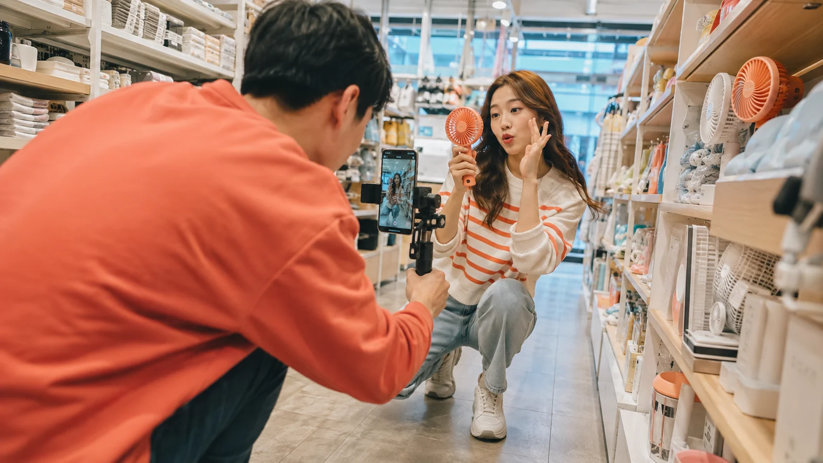제품 사용 장면을 인스타그램 릴스로 촬영하는 제작 현장